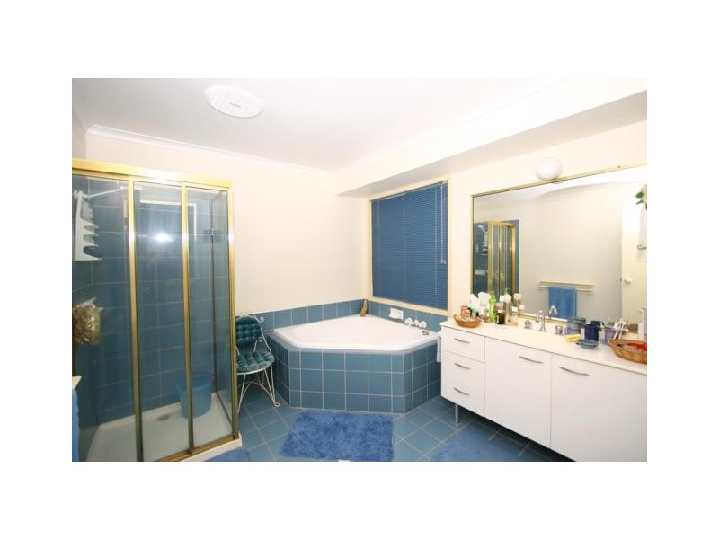 5 Centre Court, Oxenford QLD 4210