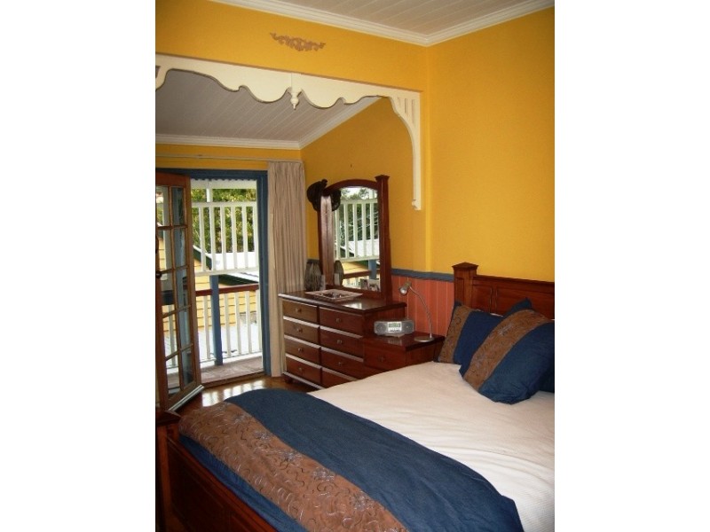 17 Vale Street, Red Hill QLD 4059