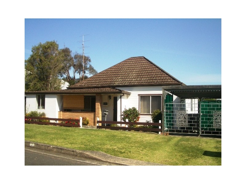 4 Wrexham Rd, Thirroul NSW 2515