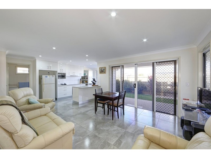 Villa 5 6 Back Hill Drive, Coral Cove QLD 4670