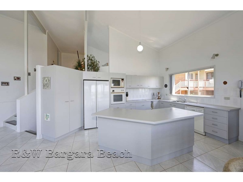 1 Hilltop Avenue, Qunaba QLD 4670