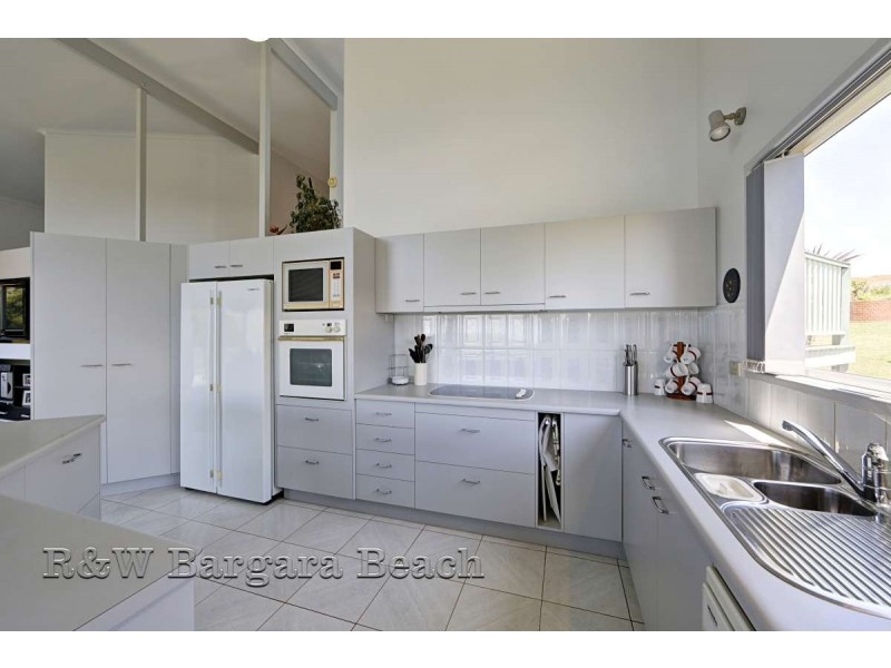 1 Hilltop Avenue, Qunaba QLD 4670