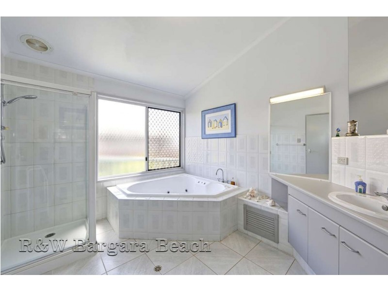 1 Hilltop Avenue, Qunaba QLD 4670