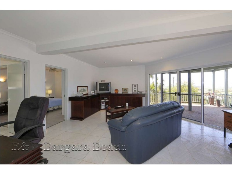 1 Hilltop Avenue, Qunaba QLD 4670