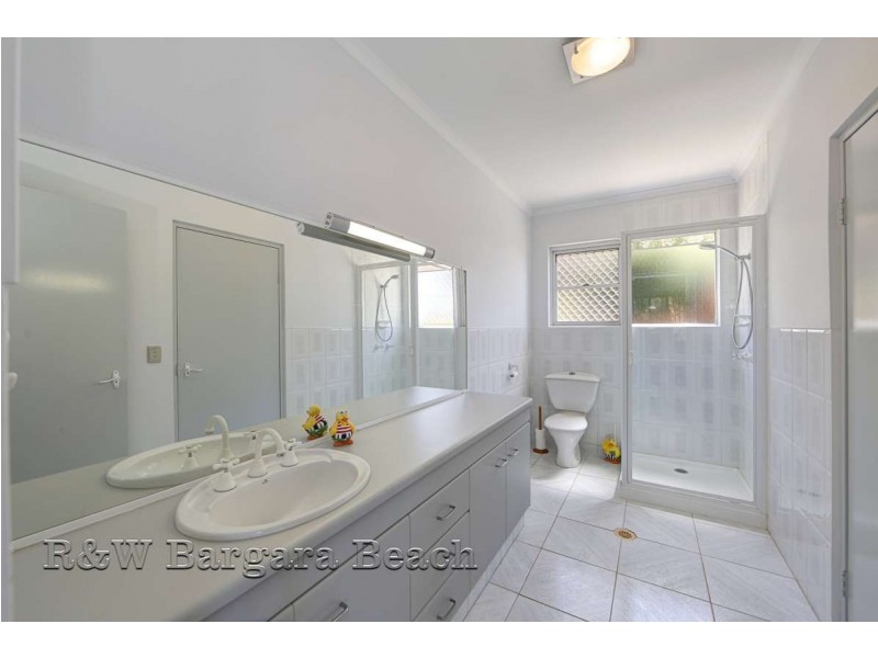 1 Hilltop Avenue, Qunaba QLD 4670