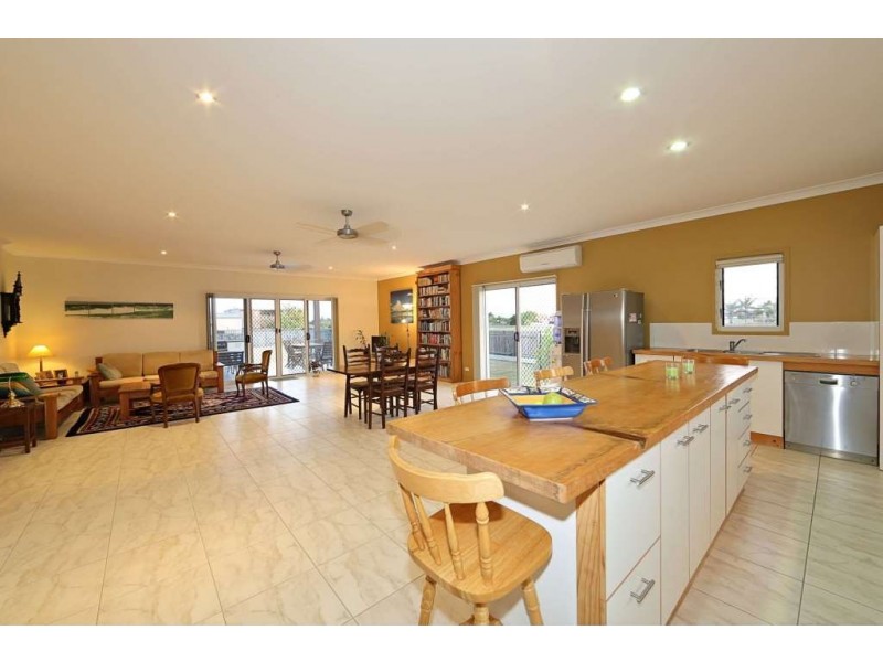 7 Janet Court, Coral Cove QLD 4670