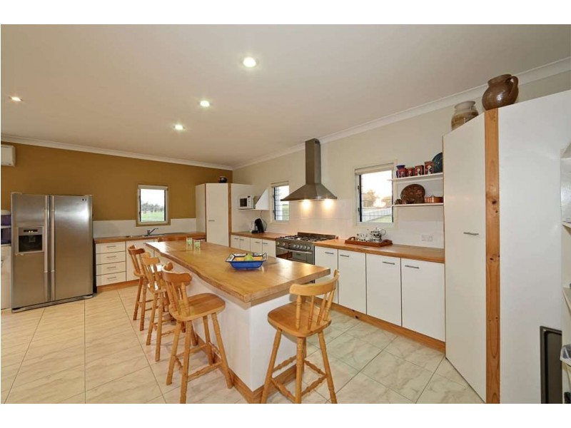 7 Janet Court, Coral Cove QLD 4670