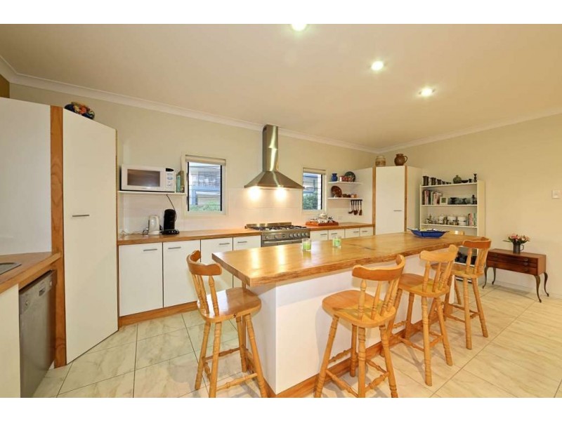 7 Janet Court, Coral Cove QLD 4670