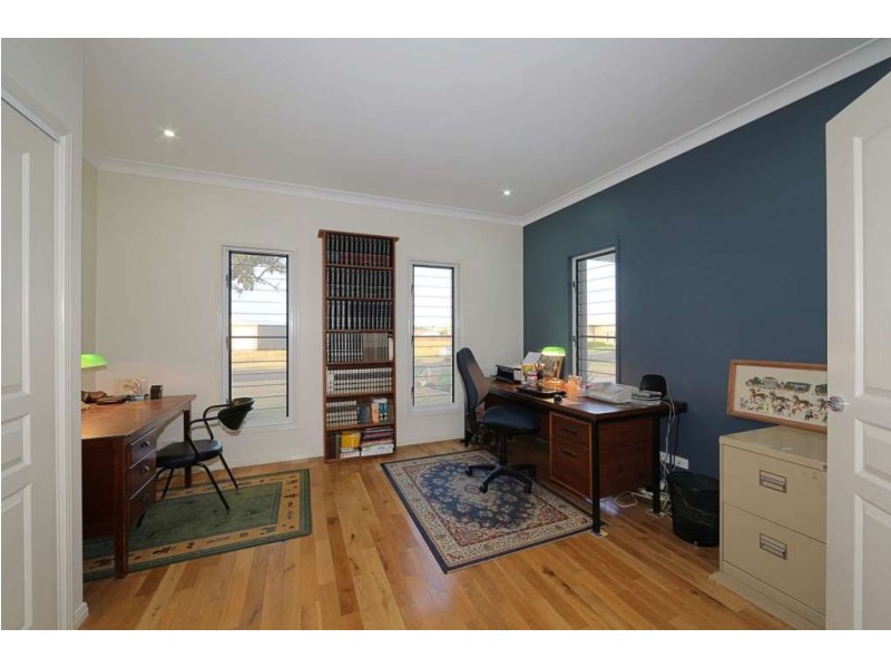 7 Janet Court, Coral Cove QLD 4670