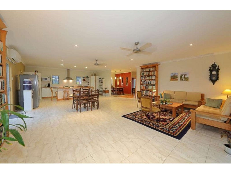 7 Janet Court, Coral Cove QLD 4670