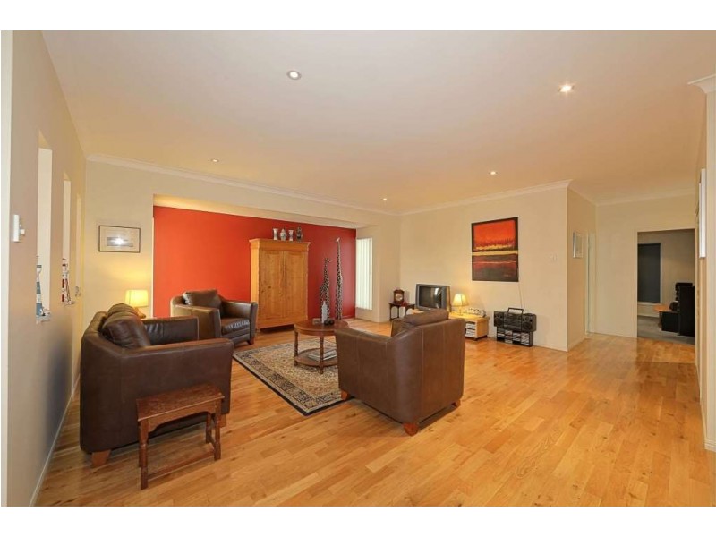 7 Janet Court, Coral Cove QLD 4670