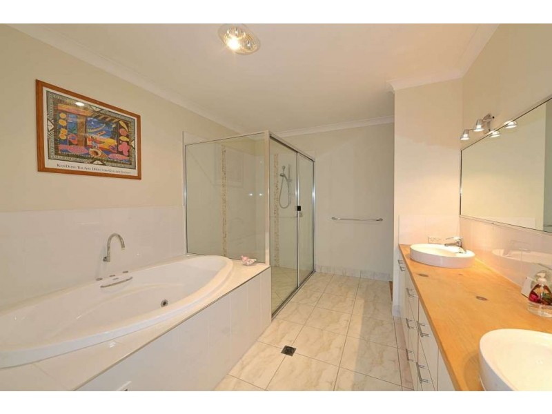 7 Janet Court, Coral Cove QLD 4670