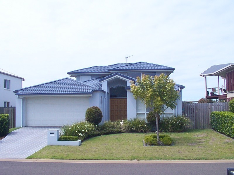 8 Robert John Cct, Coral Cove QLD 4670