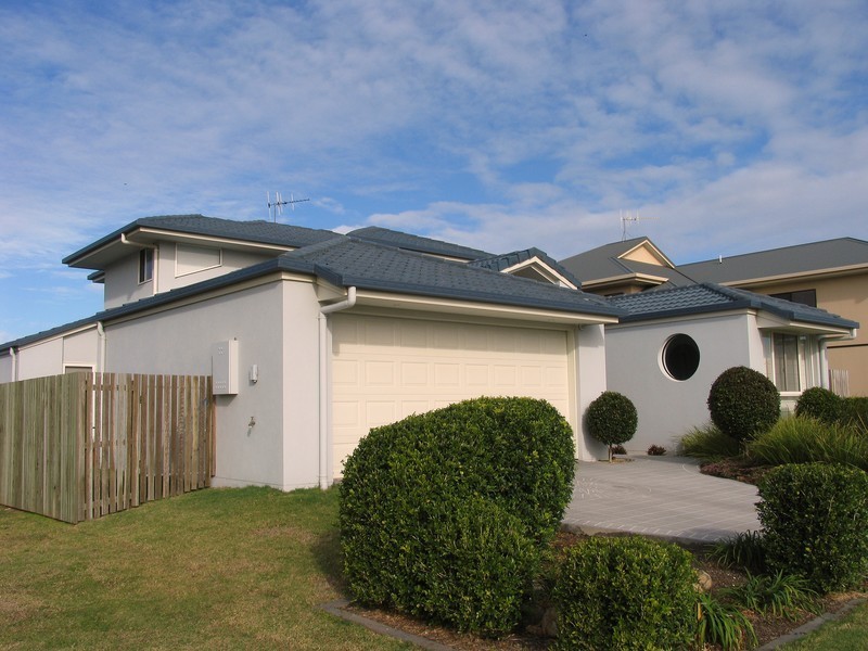 8 Robert John Cct, Coral Cove QLD 4670