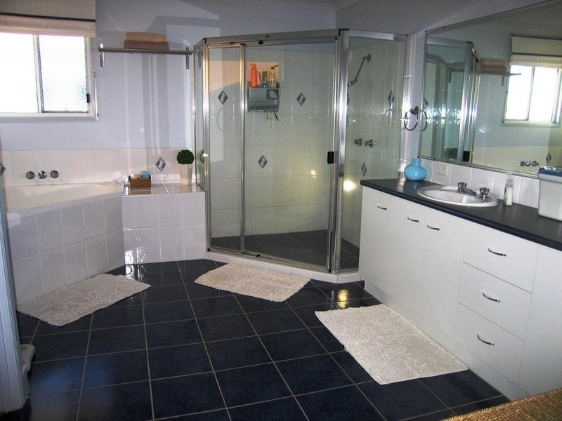 8 Robert John Cct, Coral Cove QLD 4670