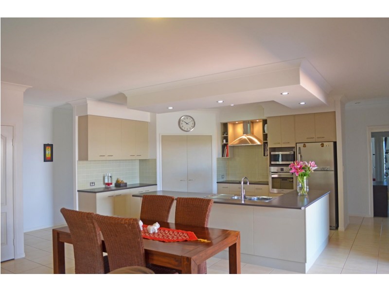 11 Leon Place, Coral Cove QLD 4670