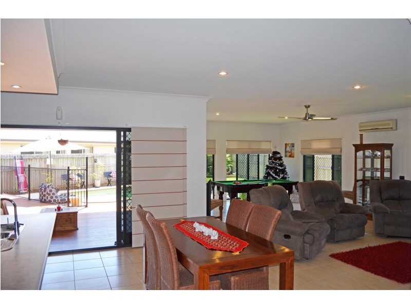 11 Leon Place, Coral Cove QLD 4670