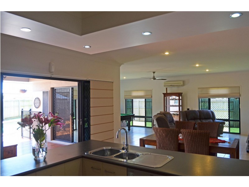 11 Leon Place, Coral Cove QLD 4670