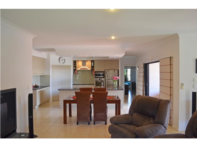 11 Leon Place, Coral Cove QLD 4670