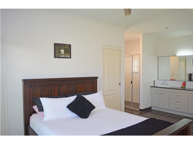 11 Leon Place, Coral Cove QLD 4670