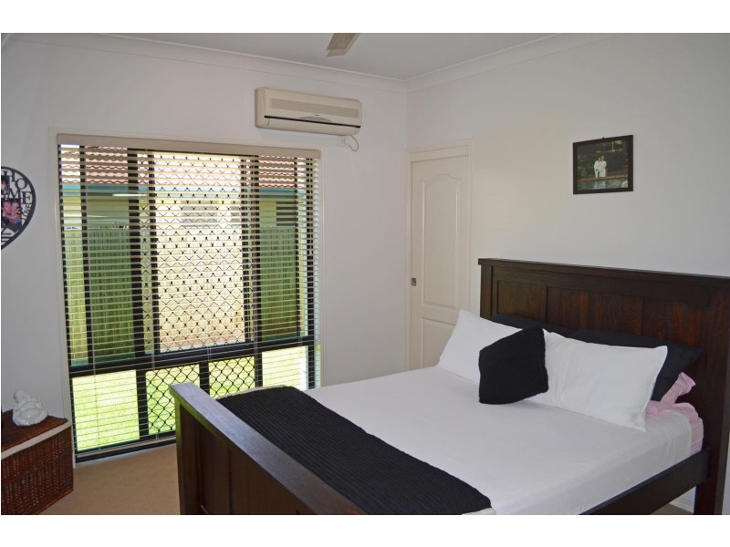 11 Leon Place, Coral Cove QLD 4670
