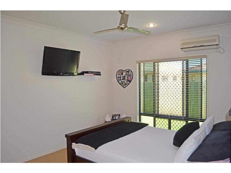 11 Leon Place, Coral Cove QLD 4670