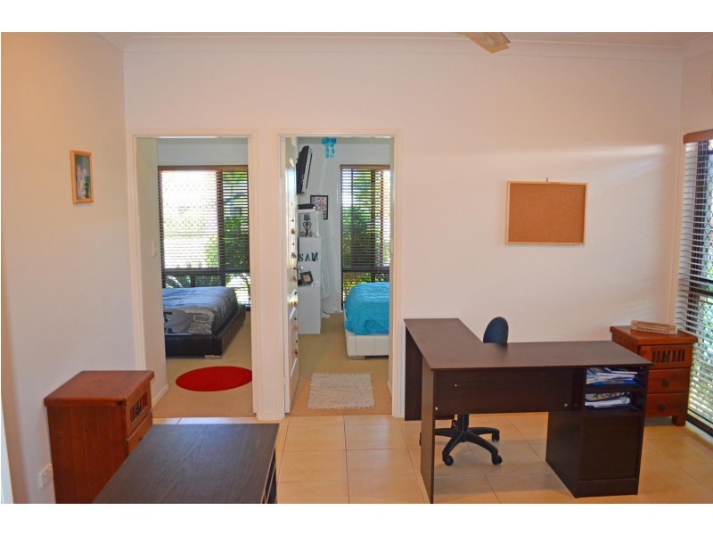 11 Leon Place, Coral Cove QLD 4670