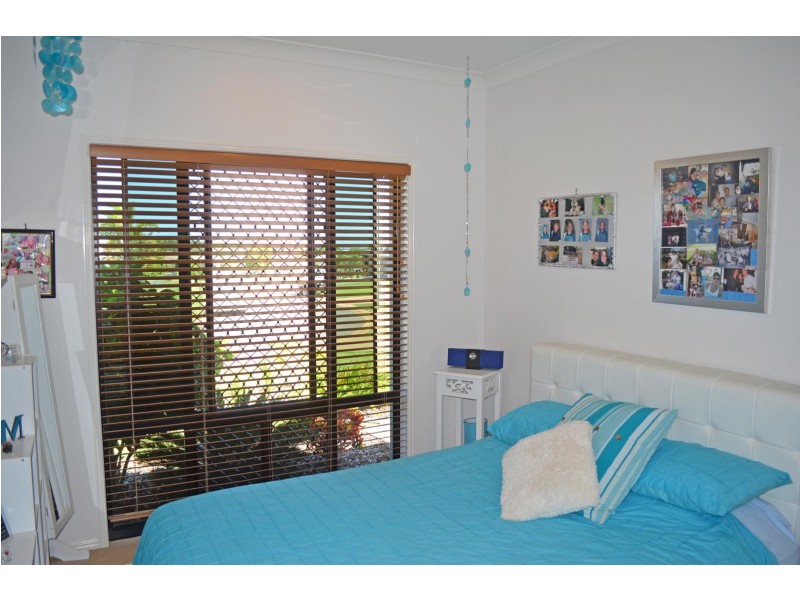 11 Leon Place, Coral Cove QLD 4670