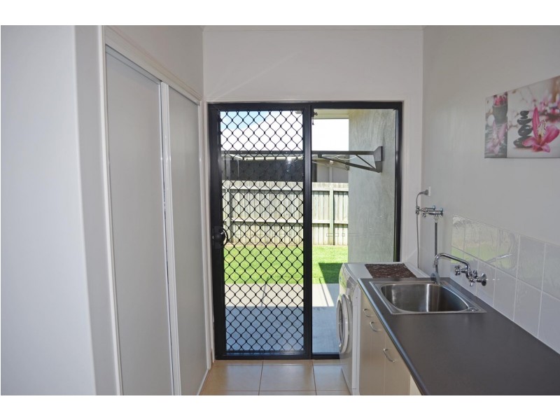 11 Leon Place, Coral Cove QLD 4670