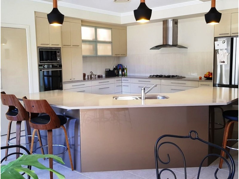 4 Janet Court, Coral Cove QLD 4670