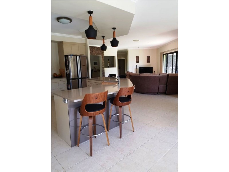 4 Janet Court, Coral Cove QLD 4670