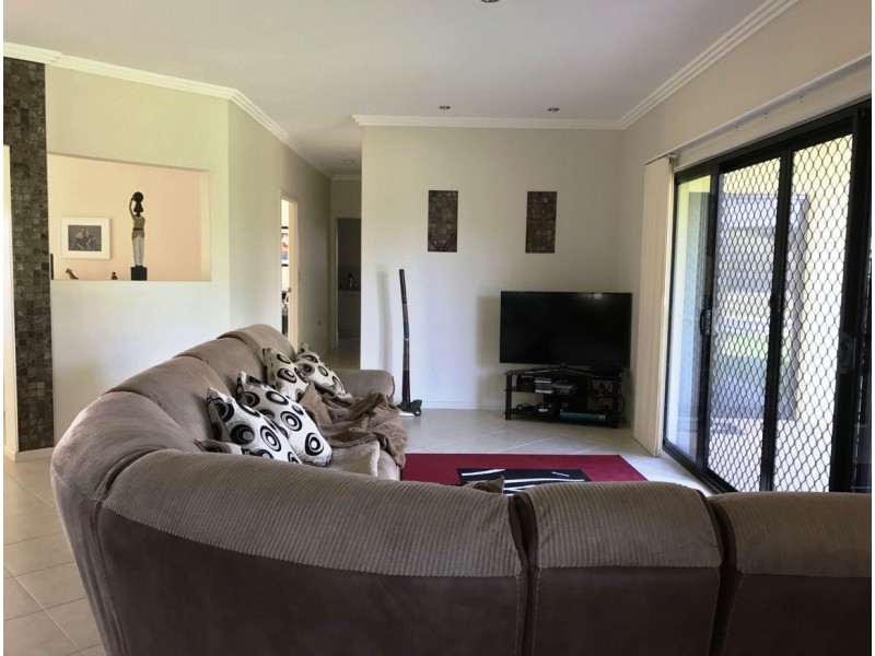 4 Janet Court, Coral Cove QLD 4670