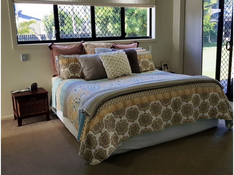 4 Janet Court, Coral Cove QLD 4670