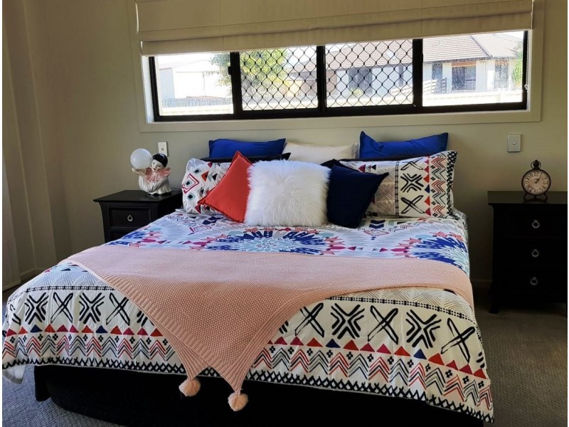 4 Janet Court, Coral Cove QLD 4670