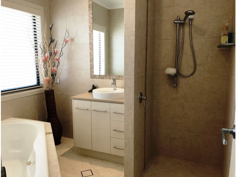 4 Janet Court, Coral Cove QLD 4670