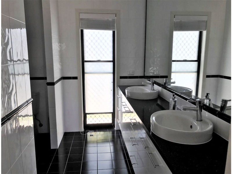 4 Janet Court, Coral Cove QLD 4670