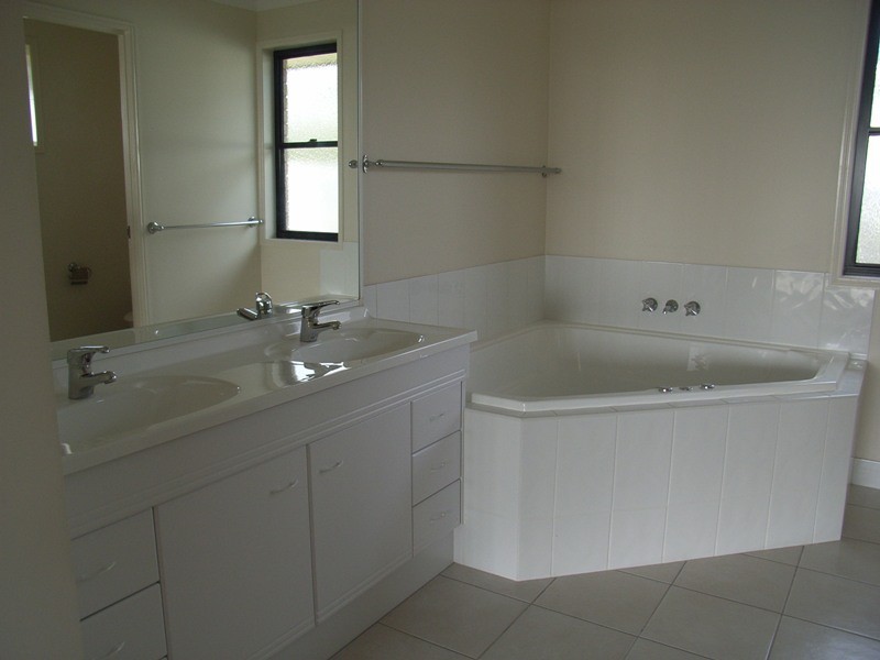 18 Bisdee Street, Coral Cove QLD 4670