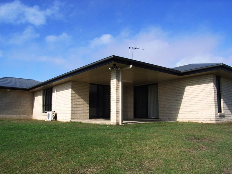 18 Bisdee Street, Coral Cove QLD 4670