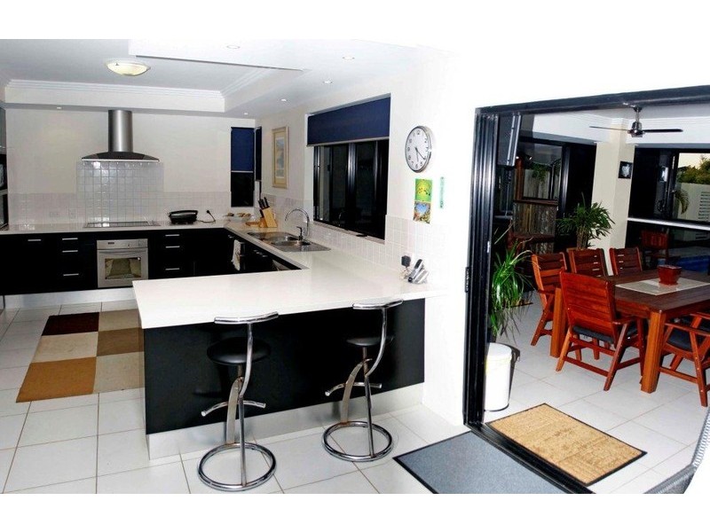 7 Tuckeroo Close, Coral Cove QLD 4670