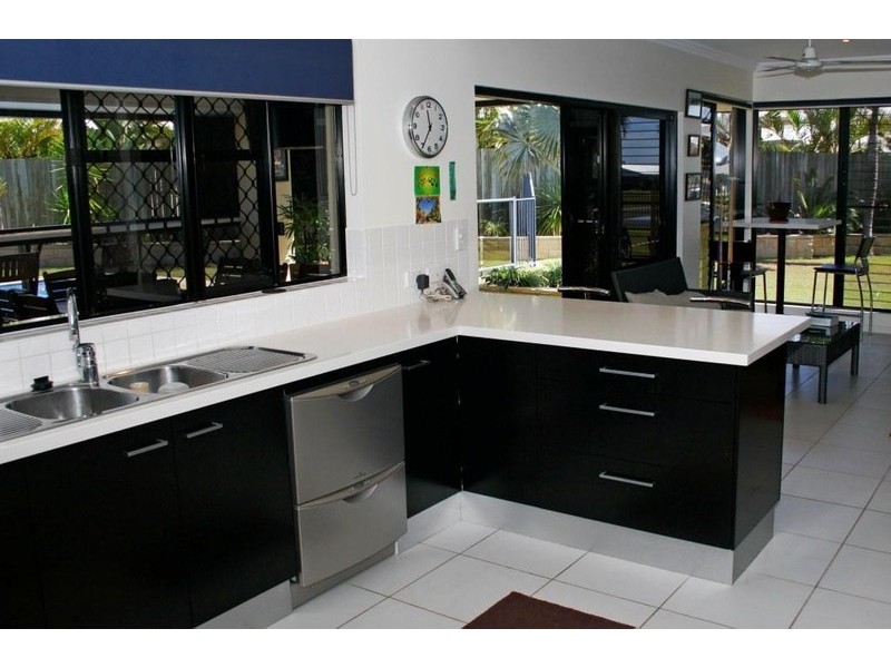 7 Tuckeroo Close, Coral Cove QLD 4670