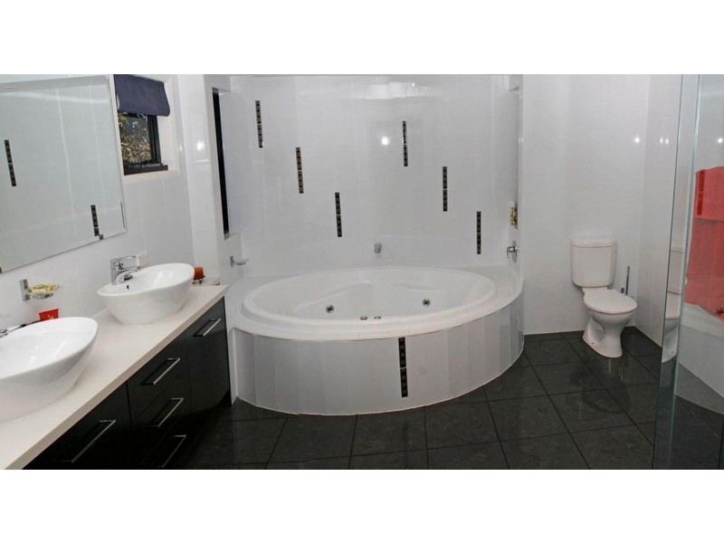 7 Tuckeroo Close, Coral Cove QLD 4670