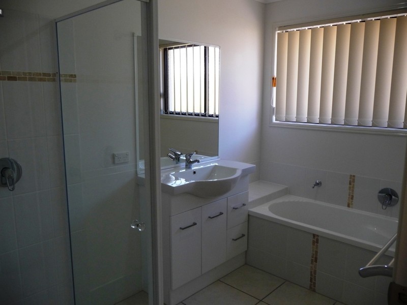 17 Back Hill Place, Coral Cove QLD 4670