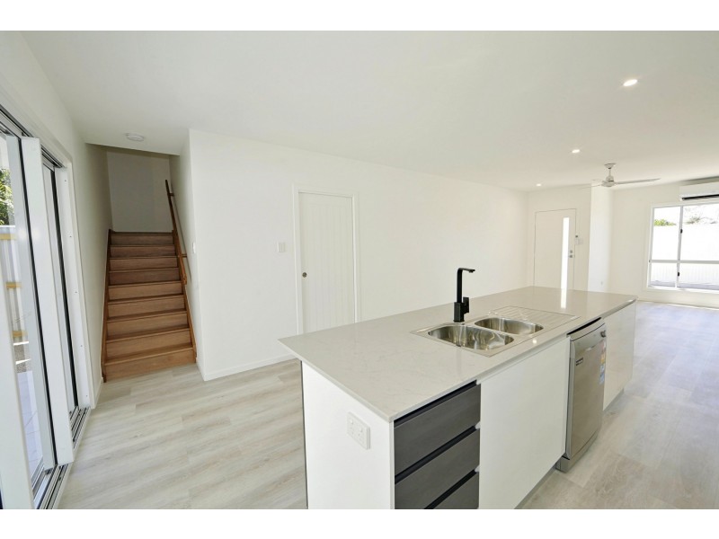 2/11 Holland Street, Bargara QLD 4670