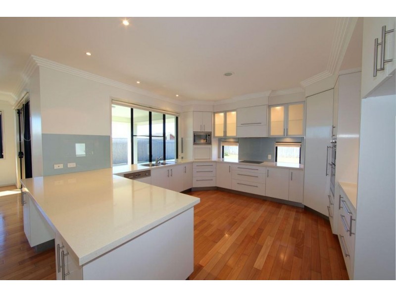 3 Tuckeroo Close, Coral Cove QLD 4670