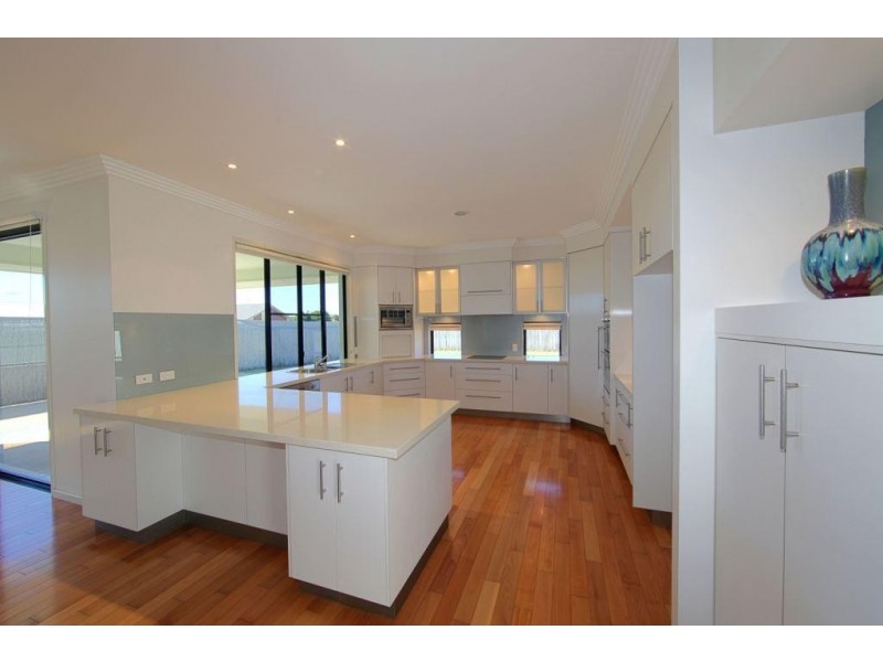 3 Tuckeroo Close, Coral Cove QLD 4670