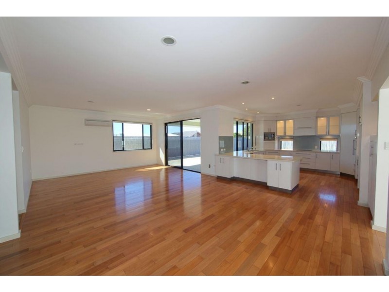 3 Tuckeroo Close, Coral Cove QLD 4670