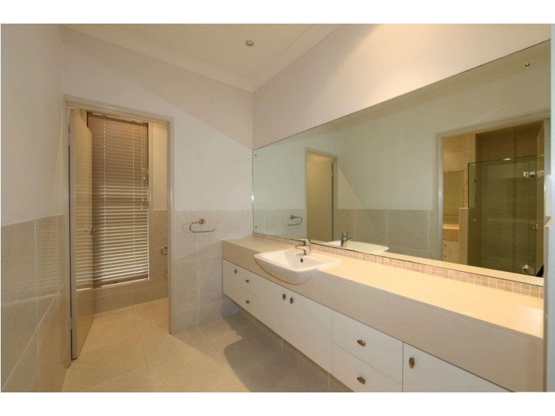 3 Tuckeroo Close, Coral Cove QLD 4670