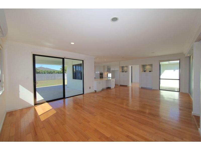 3 Tuckeroo Close, Coral Cove QLD 4670