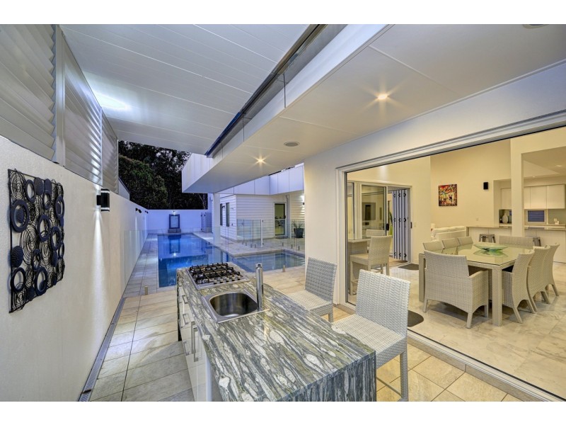 51 McIntosh Avenue, Elliott Heads QLD 4670