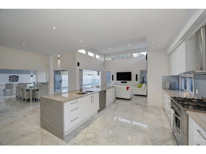 51 McIntosh Avenue, Elliott Heads QLD 4670